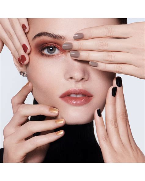 Dior Vernis: glanzende nagellak & langhoudend gel effect .